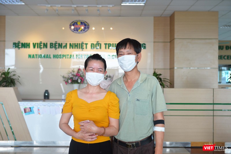 Vợ chồng bệnh nhân 254 mắc COVID-19 mừng rỡ khi cùng được công bố khỏi bệnh trong chiều nay (11/5). Ảnh: Minh Thúy Vợ chồng bệnh nhân 254 mắc COVID-19 mừng rỡ khi cùng được công bố khỏi bệnh trong chiều nay (11/5). Ảnh: Minh Thúy