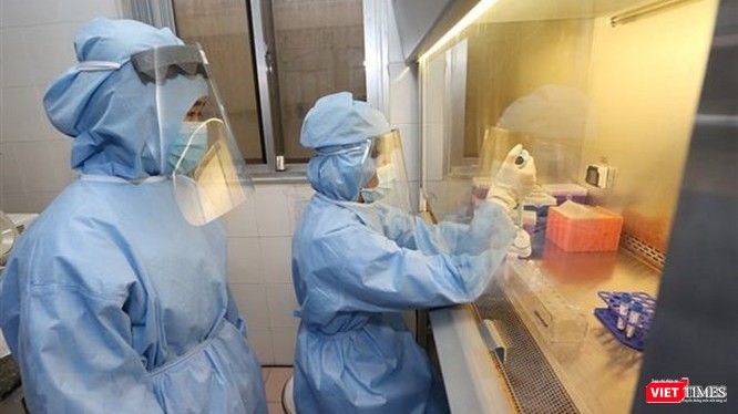 Bệnh nhân 91 phi công người Anh được xét nghiệm COVID-19 hàng ngày để xác định virus SARS-CoV-2 (Ảnh: BYT)