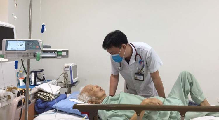 BS. CKII Nguyễn Đặng Khiêm thăm hỏi tình hình sức khỏe của bệnh nhân. Ảnh: BVCC BS. CKII Nguyễn Đặng Khiêm thăm hỏi tình hình sức khỏe của bệnh nhân. Ảnh: BVCC