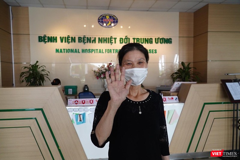 Bệnh nhân 261 mắc COVID-19 vui mừng trong ngày được công bố khỏi bệnh. Ảnh: Minh Thúy