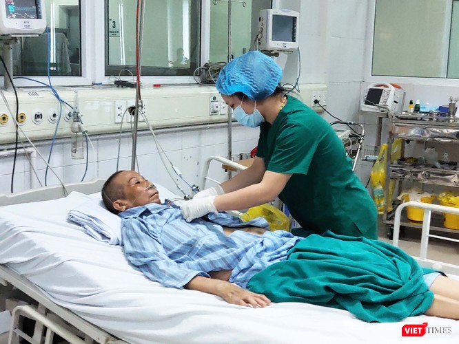 Bác sĩ chăm sóc cho bệnh nhân 19. Ảnh: Minh Thúy Bác sĩ chăm sóc cho bệnh nhân 19. Ảnh: Minh Thúy