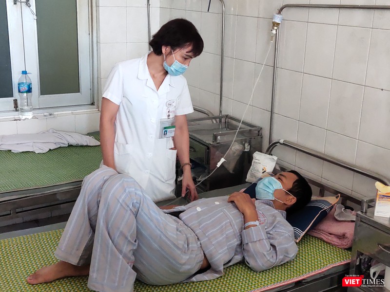 Bác sĩ thăm khám cho bệnh nhân. Ảnh: Minh Thúy