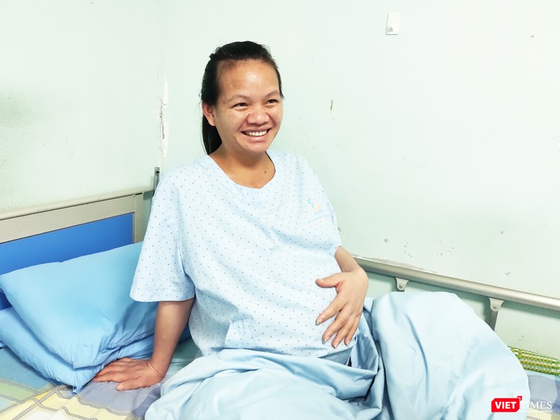 Chị Liên không giấu nổi niềm hạnh phúc khi mang thai ở tuần thứ 36. Ảnh: Minh Thúy