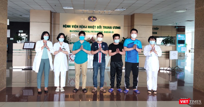 Bệnh nhân người Anh lần đầu mỉm cười, 4 bệnh nhân từ Nga về được công bố khỏi COVID-19 