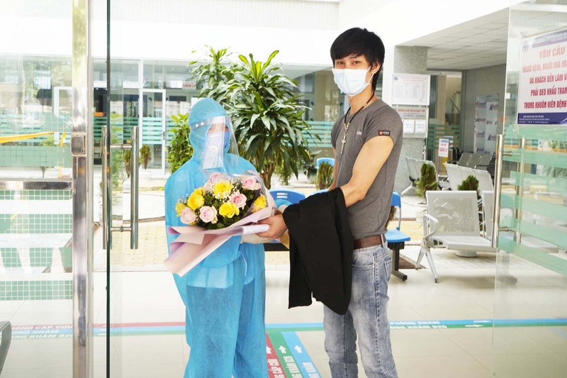 Bác sĩ chúc mừng bệnh nhân mắc COVID-19 trong ngày được công bố khỏi bệnh. Ảnh: Phạm Hằng