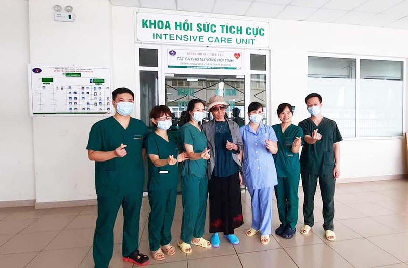 Bệnh nhân 19 (đội mũ đeo kính đen) khỏe mạnh trong ngày chính thức được xuất viện trở về nhà . Ảnh: Đặng Thanh