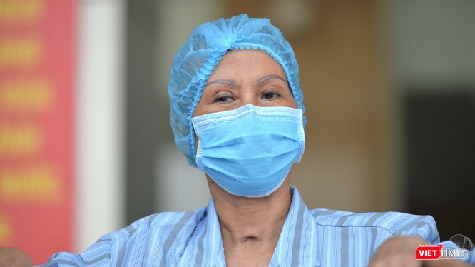 Bệnh nhân 19 trong ngày được công bố khỏi bệnh. Ảnh: Hoàng Anh