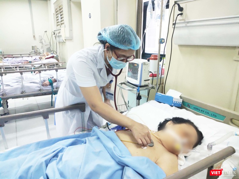 Bệnh nhân 87 tuổi tiên lượng bệnh nặng với tiền sử bị tăng huyết áp. Ảnh: Minh Thúy