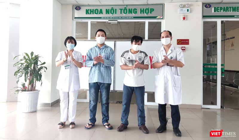 2 bệnh nhân mắc COVID-19 được công bố khỏi bệnh tại Bệnh viện Nhiệt đới Trung ương trong chiều nay (10/6). Ảnh: Minh Thúy 