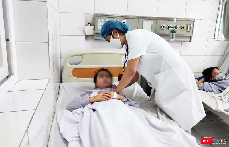 Bác sĩ thăm khám cho bệnh nhi viêm não. Ảnh: Minh Thúy