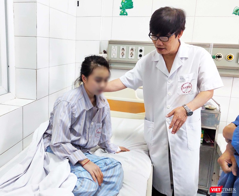 PGS. TS. Bùi Vũ Huy thăm hỏi tình hình bệnh nhi bị viêm não đang điều trị tại Khoa Nhi, Bệnh viện Bệnh Nhiệt đới Trung ương. Ảnh: Minh Thúy 