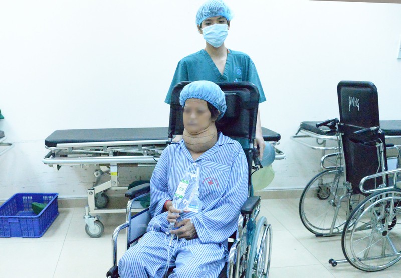 Bệnh nhân bị bướu giáp khổng lồ (Ảnh: Thúy Quỳnh) Bệnh nhân bị bướu giáp khổng lồ (Ảnh: Thúy Quỳnh)