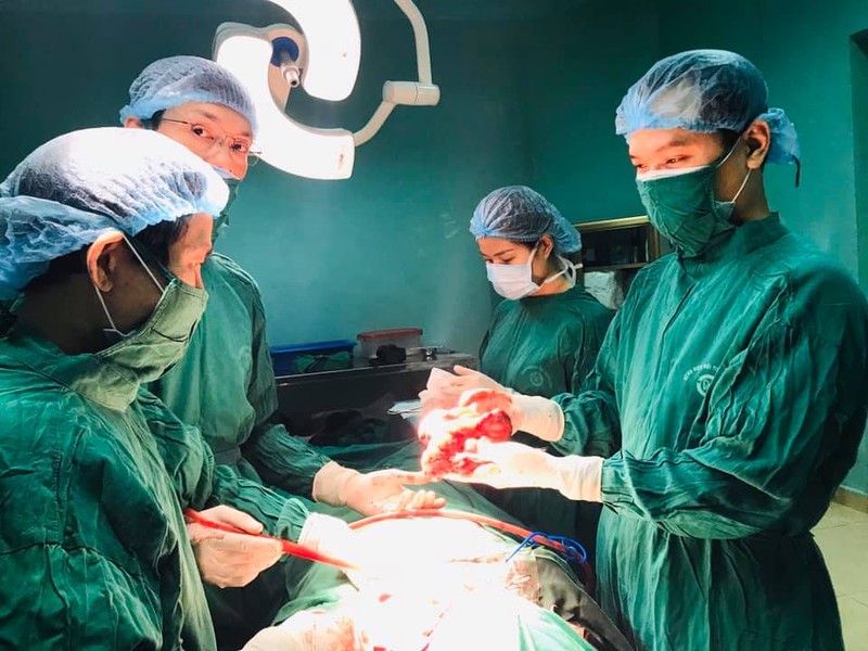 Kíp mổ đã tiến hành bóc tách thành công khối u của chị M. Ảnh: Thúy Quỳnh Kíp mổ đã tiến hành bóc tách thành công khối u của chị M. Ảnh: Thúy Quỳnh