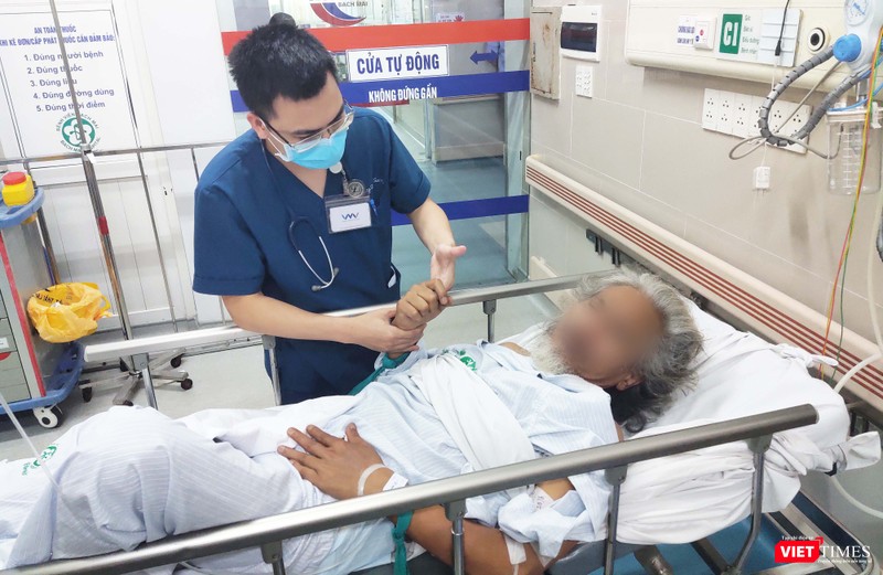 Bác sĩ thăm khám cho bệnh nhân bị đột quỵ đang điều trị tại Khoa Cấp cứu A9, Bệnh viện Bạch Mai. Ảnh: Minh Thúy 