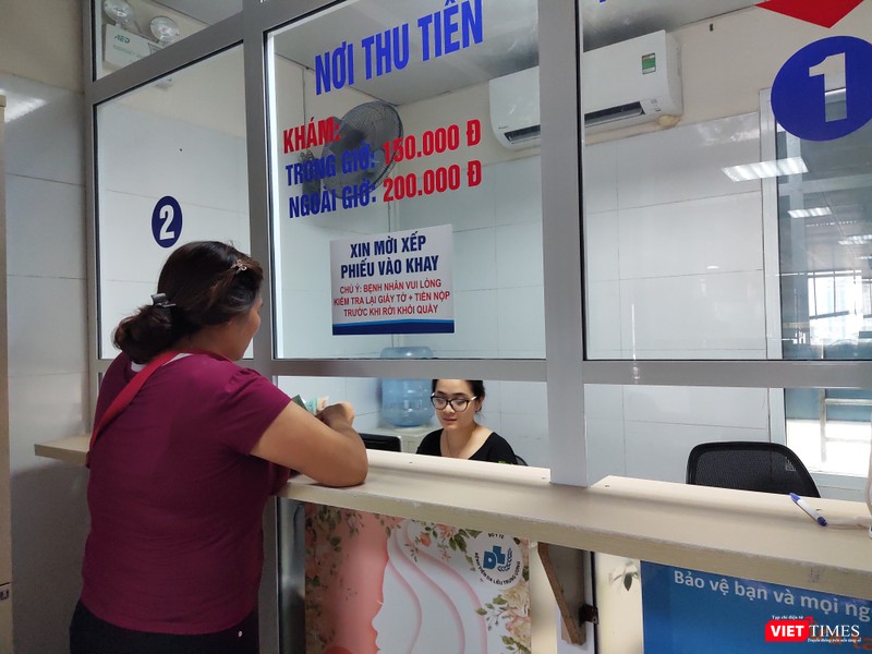Bệnh nhân thanh toán viện phí (Ảnh: Minh Thúy)