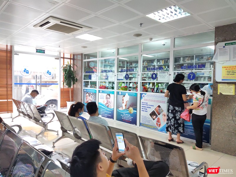 Bệnh nhân không phải xếp hàng chờ đợi để khám bệnh, lấy thuốc tại Bệnh viện Da liễu Trung ương. (Ảnh: Minh Thúy)