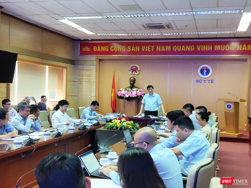 Thứ trưởng Bộ Y tế Nguyễn Thanh Long phát biểu tại cuộc họp (Ảnh: Minh Thúy)
