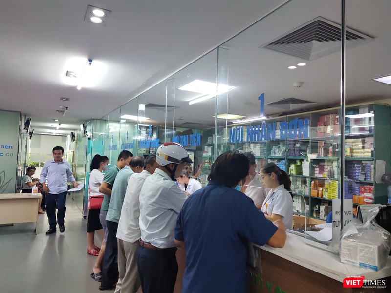 Người dân mua thuốc ở bệnh viện (Ảnh: Minh Thuý)