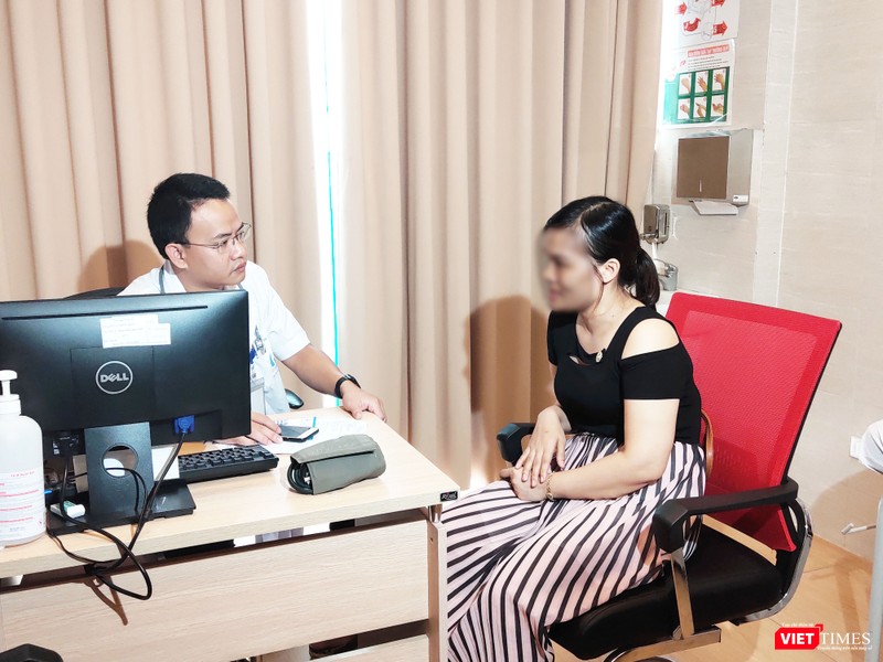 Bệnh nhân T. đã bị suy giãn tĩnh mạch 17 năm (áo đen, quần sọc) tới Bệnh viện Lão khoa để tái khám (Ảnh: Minh Thúy) Bệnh nhân T. đã bị suy giãn tĩnh mạch 17 năm (áo đen, quần sọc) tới Bệnh viện Lão khoa để tái khám (Ảnh: Minh Thúy)