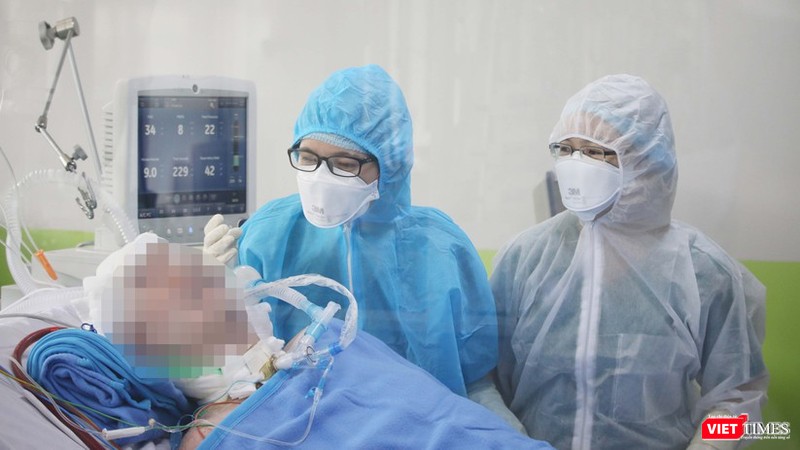 Bác sĩ chăm sóc bệnh nhân 91 tại Bệnh viện Chợ Rẫy (Ảnh: Hòa Bình)