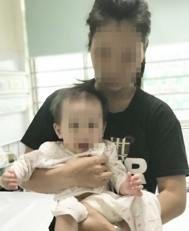 Một trường hợp bệnh nhi mắc tay chân miệng hiện đang được điều trị tại Trung tâm Bệnh Nhiệt đới, Bệnh viện Nhi Trung ương (Ảnh: Bệnh viện Nhi Trung ương) Một trường hợp bệnh nhi mắc tay chân miệng hiện đang được điều trị tại Trung tâm Bệnh Nhiệt đới, Bệnh viện Nhi Trung ương (Ảnh: Bệnh viện Nhi Trung ương)