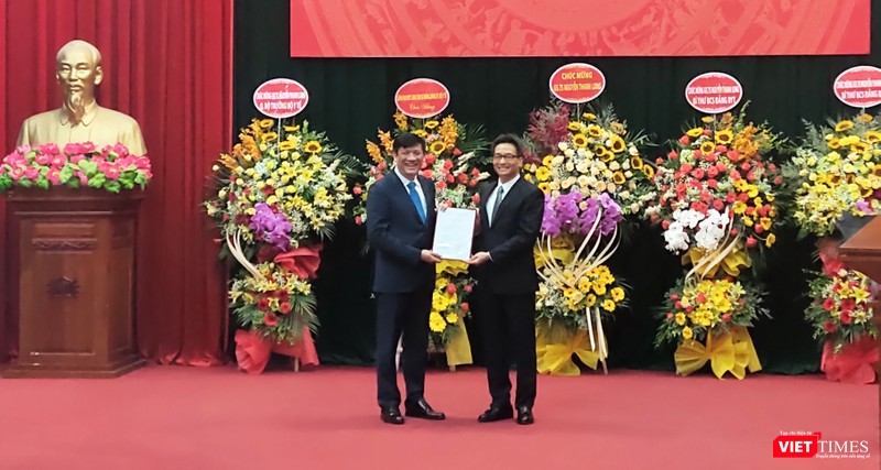 Phó Thủ tướng Vũ Đức Đam trao quyết định Bí thư Ban cán sự Đảng Bộ Y tế và quyết định giao quyền Bộ trưởng Bộ Y tế cho ông Nguyễn Thanh Long (Ảnh: Minh Thúy) 