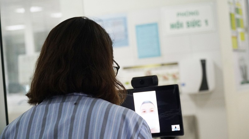 Bác sĩ trò chuyện với bệnh nhân qua robot (Ảnh: BVCC)