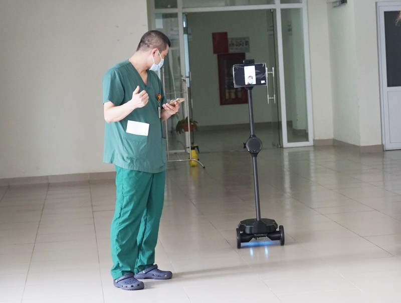 BS. Trần Văn Bắc điều khiển robot (Ảnh: BVCC)