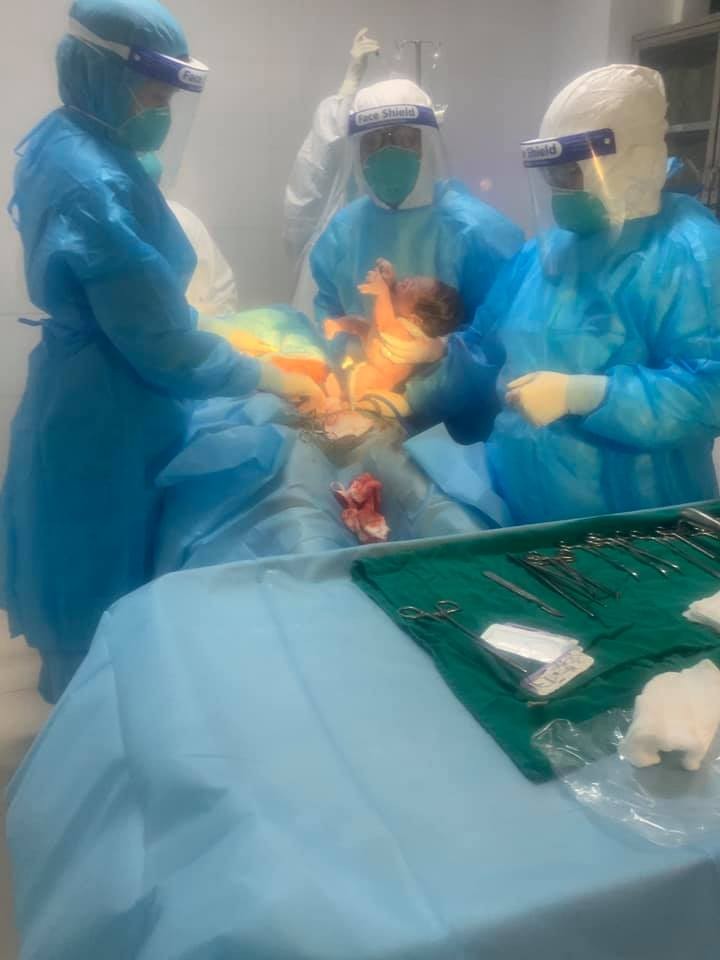 Nhập mô tả ảnhBé trai nặng 3,5 kg đã chào đời khỏe manh (Ảnh: BVCC)