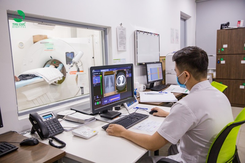 Bác sĩ dùng máy móc, công nghệ hiện đại để tầm soát, chẩn đoán bệnh lý về gan (Ảnh: Bệnh viện Đa khoa Quốc tế Thu Cúc)