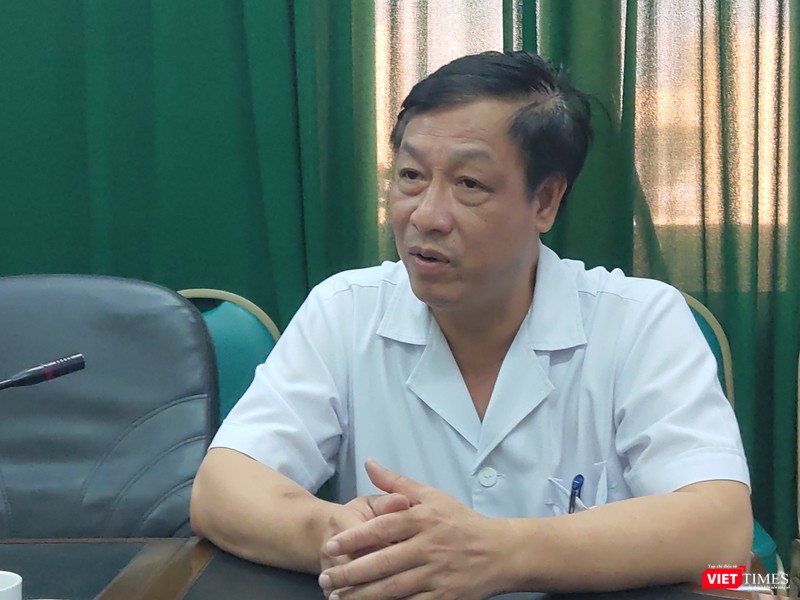 Theo TS. Phạm Ngọc Thạch, Bệnh viện đã chuẩn bị đầy đủ mọi trang thiết bị cần thiết, đặc biệt là quần áo bảo hộ, khẩu trang để bảo vệ bác sĩ, nhân viên y tế khỏi nguy cơ lây nhiễm trên chuyến bay (Ảnh: Minh Thúy) Theo TS. Phạm Ngọc Thạch, Bệnh viện đã chuẩn bị đầy đủ mọi trang thiết bị cần thiết, đặc biệt là quần áo bảo hộ, khẩu trang để bảo vệ bác sĩ, nhân viên y tế khỏi nguy cơ lây nhiễm trên chuyến bay (Ảnh: Minh Thúy)