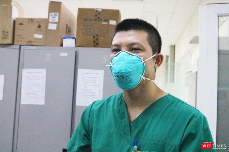 BS. Trần Văn Bắc – Phó Trưởng Khoa Cấp Cứu, Bệnh viện Bệnh Nhiệt đới Trung ương (Ảnh: Minh Thúy)