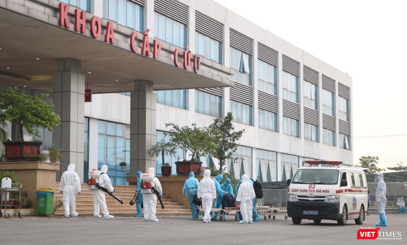 Chiều nay, các công dân Việt Nam từ Guinea Xích đạo đã về Bệnh viện Bệnh Nhiệt đới Trung ương an toàn (Ảnh: Minh Thúy) 