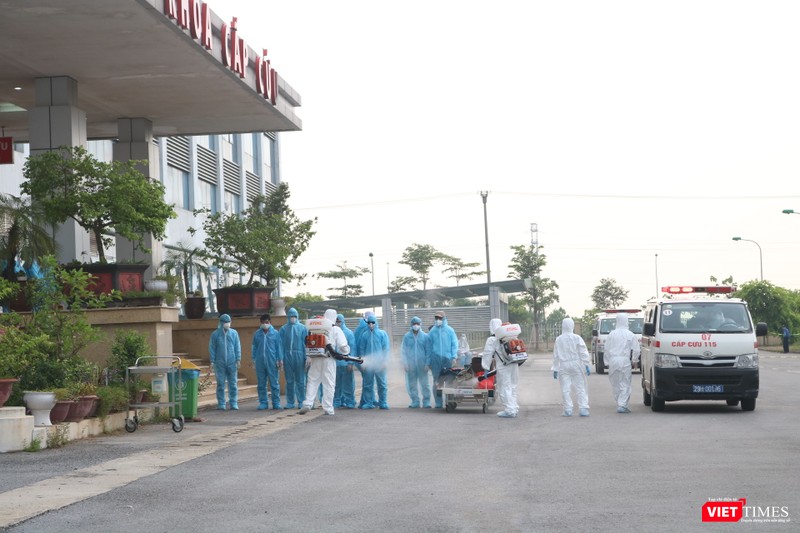 Các công dân Việt Nam từ Guinea Xích đạo về nước được phun khử khuẩn trước khi vào Bệnh viện (Ảnh: Minh Thúy)