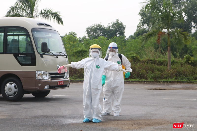 Nhân viên y tế phun khử khuẩn (Ảnh: Minh Thúy)