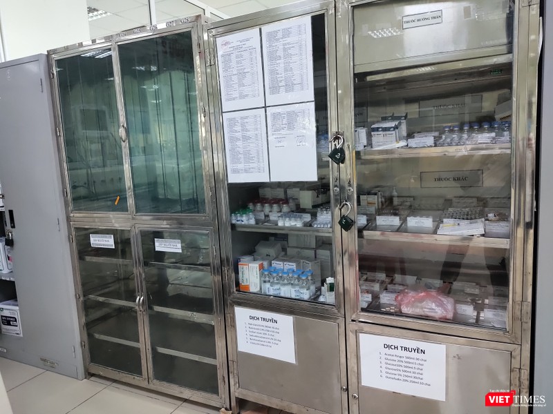 Dịch truyền, các loại thuốc để điều trị cho bệnh nhân đã được chuẩn bị đầy đủ (Ảnh: Minh Thúy)