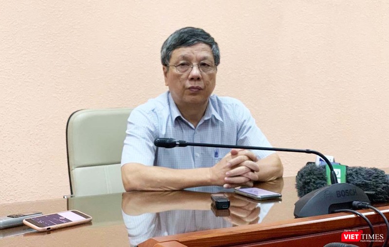 GS. Nguyễn Gia Bình - Chủ tịch Hội Hồi sức cấp cứu, Tổ trưởng Tổ Hội chẩn chuyên môn chăm sóc, điều trị BN COVID-19 nặng thông tin về bệnh nhân thứ 3 tử vong (Ảnh: Thanh Hằng) 