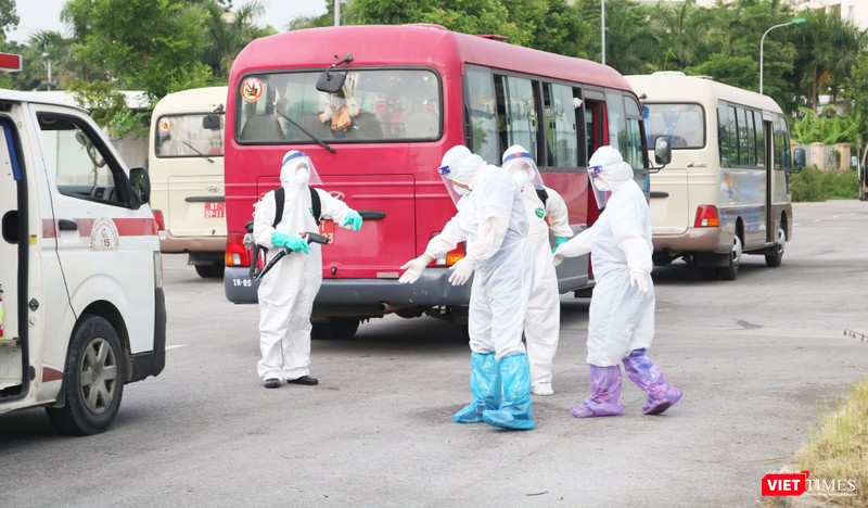 Nhân viên y tế phun khử khuẩn phòng COVID-19 (Ảnh: Minh Thúy) 