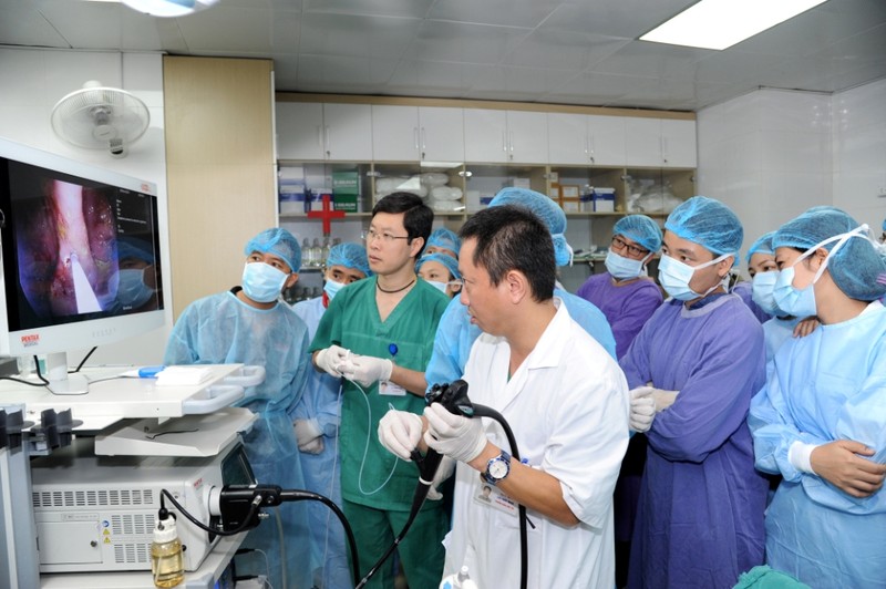 BS. Chu Nhật Minh - Trưởng khoa Nội soi Tiêu hóa, Bệnh viện Hữu nghị Việt Đức nội soi cho bệnh nhân (Ảnh: Bệnh viện Hữu nghị Việt Đức) 
