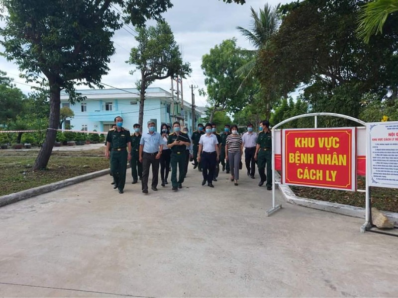 Thứ trưởng Bộ Y tế Nguyễn Trường Sơn thăm khu vực bệnh nhân cách ly tại Bệnh viện Quân Y 17 (Ảnh: Anh Văn)