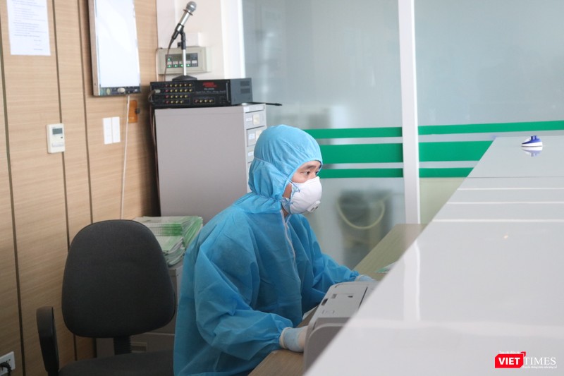 Bác sĩ trực cấp cứu ở bệnh viện (Ảnh - Minh Thuý) 