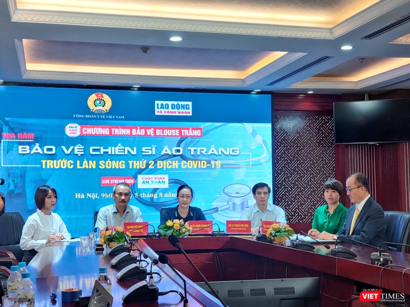 Biện pháo bảo vệ chiến sĩ áo trắng trước làn sóng thứ 2 của dịch COVID-19 là chủ đề được các chuyên gia đặc biệt quan tâm (Ảnh: Minh Thúy)