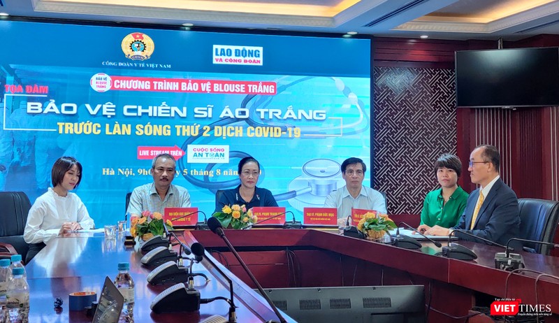 Nguồn nhân lực y tế bắt đầu thiếu hụt khi đương đầu với hơn 200 ca mắc COVID-19 mới 