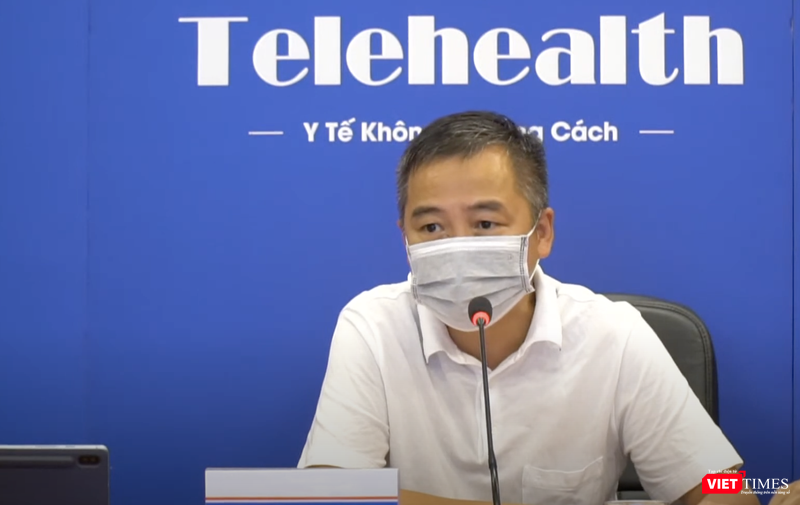 PGS. TS. Nguyễn Lân Hiếu – Giám đốc Bệnh viện Đại học Y Hà Nội - chủ trì chương trình khám bệnh từ xa (Ảnh: Minh Thúy)