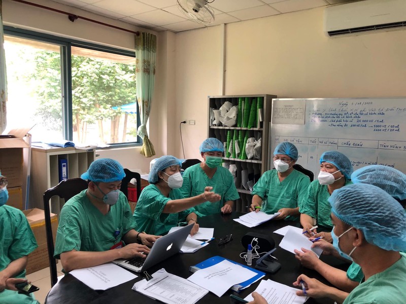 12 bệnh nhân mắc COVID-19 nặng đang được các bác sĩ nỗ lực điều trị, hội chẩn (Ảnh: Vũ Mạnh Cường)