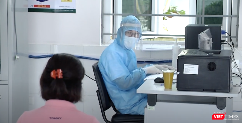 Nhân viên y tế khám bệnh cho bệnh nhân (Ảnh: SYT HN) 