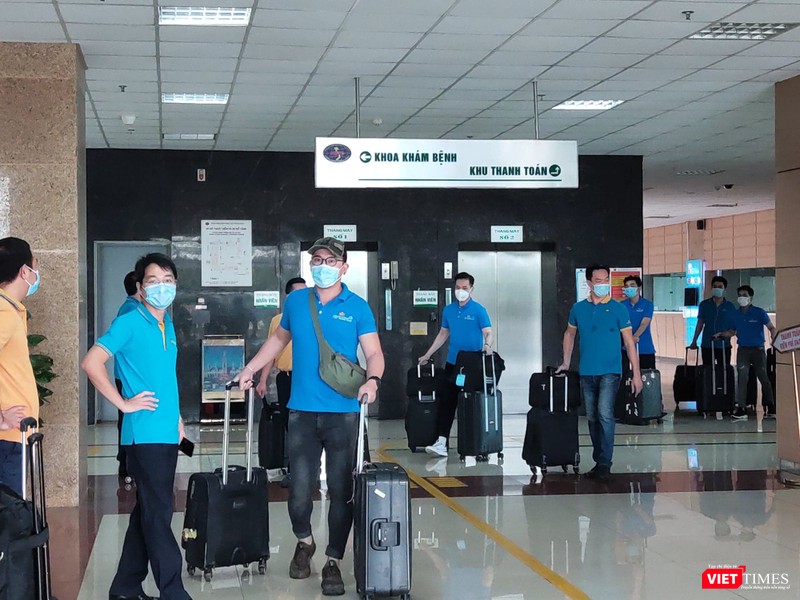 Các thành viên ở tổ bay hết cách ly, xách vali xuất viện (Ảnh: Minh Thúy)