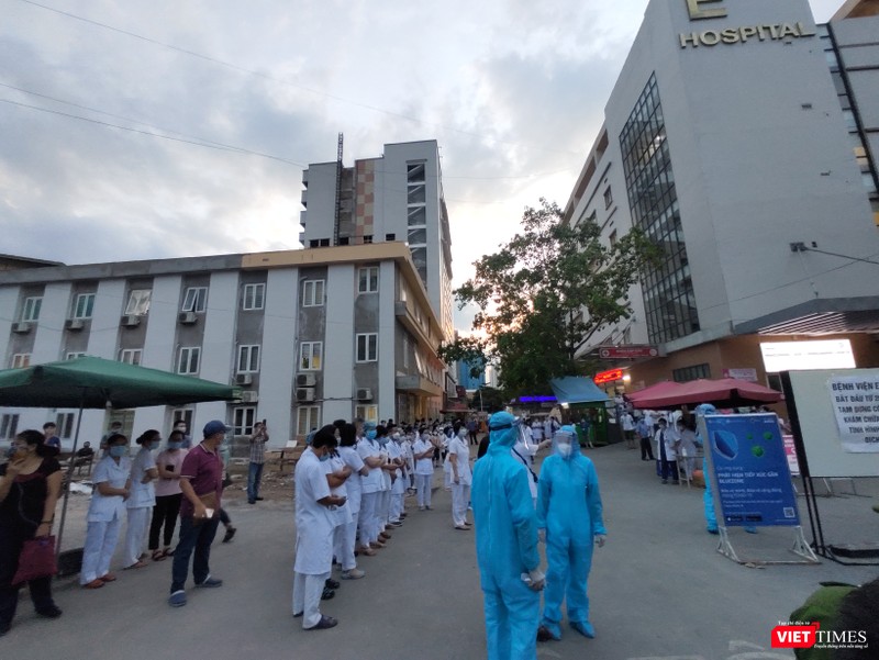 Các bác sĩ chờ Bệnh viện dỡ phong tỏa (Ảnh: Minh Thúy)