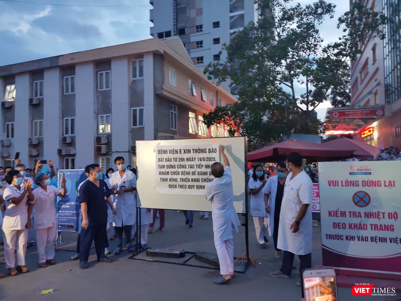 GS. TS. Lê Ngọc Thành gỡ biển cách ly tại Bệnh viện (Ảnh: Minh Thúy)