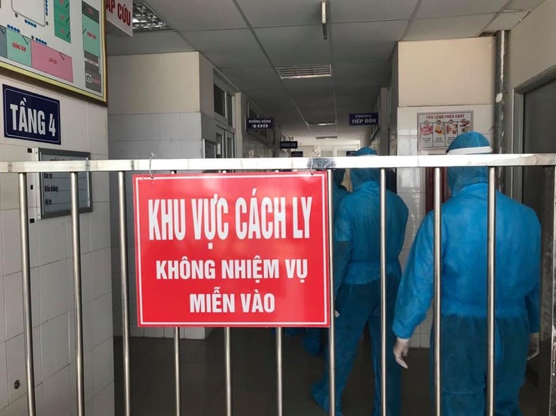 Đoàn công tác của Bộ Y tế vào khu cách ly thăm, động viện bệnh nhân COVID-19 đang điều trị tại Bệnh viện Bệnh Nhiệt đới Hải Dương (Ảnh: Thảo Nguyên)